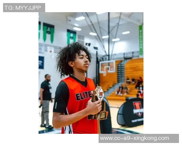 赖因德斯社媒庆祝照调侃节日增进球而非体重引发热议